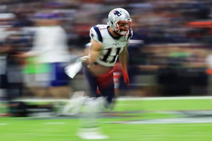 El 11 de los New England Patriots, Julian Edelman, calienta antes del encuentro.