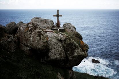 A cross is seen on a rock on the coast of Ferrol, in the northwestern Spanish region of Galicia, December 14, 2016. REUTERS/Nacho Doce          SEARCH "BARNACLES" FOR THIS STORY. SEARCH "WIDER IMAGE" FOR ALL STORIES.