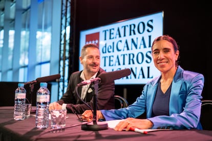 La directora artística de Teatros del Canal, Blanca Li, y el director de gestión, Mariano de Paco, en la comparecencia.