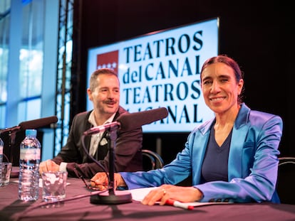 La directora artística de Teatros del Canal, Blanca Li, y el director de gestión, Mariano de Paco, en la comparecencia.