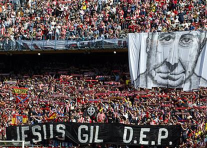 Una imagen gigante en recuerdo del fallecido Jesús Gil en el fondo sur del estadio Calderón.