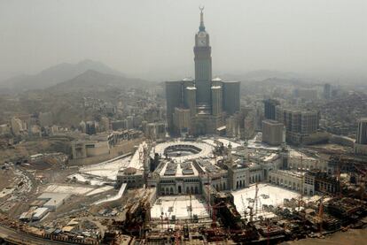 Vista aérea de la Kaaba en la Gran Mezquita de La Meca rodeada por grúas.