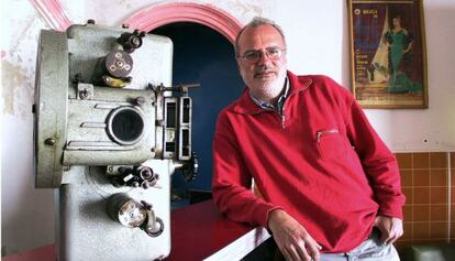 Michael Jacobs posa en el cine de municipio de Frailes (Ja&eacute;n), en 2001.