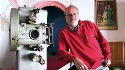 Michael Jacobs posa en el cine de municipio de Frailes (Jaén), en 2001.