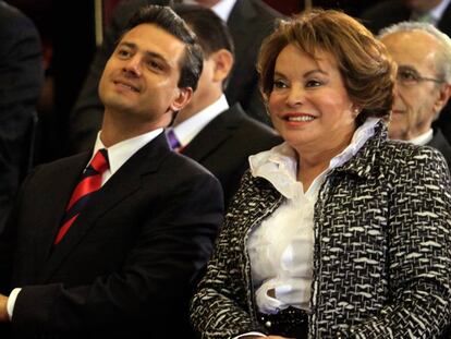 Enrique Pe&ntilde;a Nieto y Elba Esther Gordillo en diciembre de 2010.