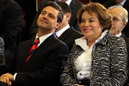 Enrique Pe&ntilde;a Nieto y Elba Esther Gordillo en diciembre de 2010.