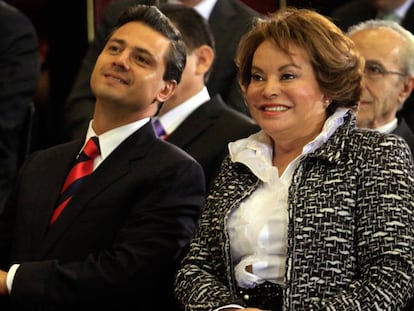 Enrique Pe&ntilde;a Nieto y Elba Esther Gordillo en diciembre de 2010.