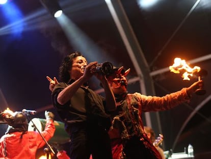 Una mena de “join venture” entre l'Elèctrica Dharma i Els Comediants va incendiar la festa del Canet Rock.