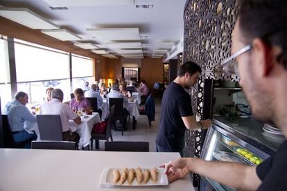 Comedor del restaurante sevillano Alhucemas.