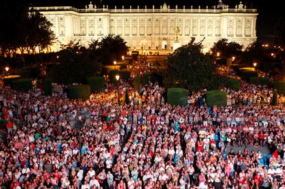 El público en la plaza sigue, en pantallas gigantes, la representación de <i>Simon Boccanegra</i> en la Plaza de Oriente, frente al Teatro Real.