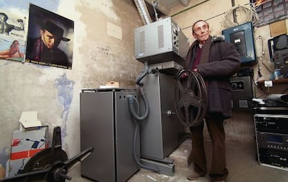 Javier Escarceller in the projection room of the Cine Moderno in Caseres.