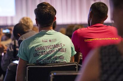 Asistentes en la Conferencia Internacional sobre el Sida AIDS2018 en Ámsterdam con la camiseta con el lema 'Undetectable=Untransmitable'.