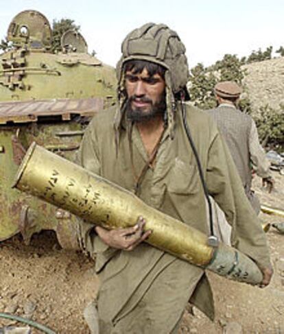 Un combatiente antitalibán carga munición en un tanque soviético T-55, en la base Melawa, arrebatada a Al Qaeda.