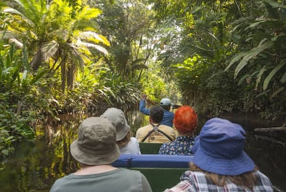 Unos turistas se adentran en piragua en la selva amazónica de Yasuní, en Ecuador.