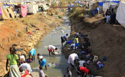 Decenas de personas lavan sus ropas en un canal de drenaje en el campamento Tomping en Juba, capital de Sudán del Sur.