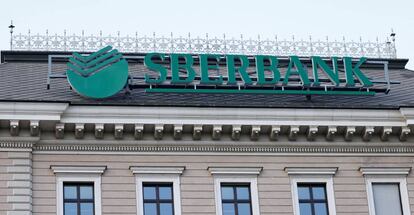 Logotipo del banco ruso Sberbank en Viena (Austria). 