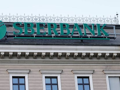 Logotipo del banco ruso Sberbank en Viena (Austria). 