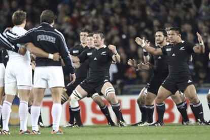Los jugadores neozelandeses ejecutan la 'Haka' antes del partido ante Francia de la fase de grupos del Mundial.