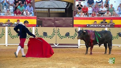 Octavio Chacón, ante el cuarto toro de la corrida celebrada en Villacarrillo.