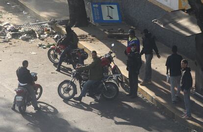 Hace tres años que estas bandas salieron de sus trincheras, en el barrio 23 de Enero de Caracas, para colonizar otros territorios. Sus intervenciones armadas en las protestas de la oposición coincidieron con el declive de la popularidad de Maduro.