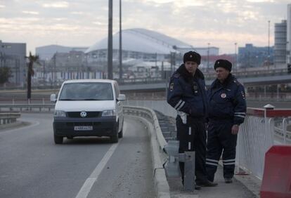 Dos polic&iacute;as vigilan un acceso al Parque Ol&iacute;mpico de Sochi.  