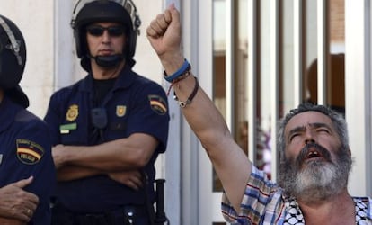 Sánchez Gordillo canta el himno de Andalucía junto a la Delegación del Gobierno tras una acción el pasado verano.