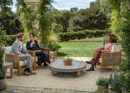 O príncipe Harry e sua esposa, Meghan Markle, durante a entrevista a Oprah Winfrey, gravada em fevereiro.