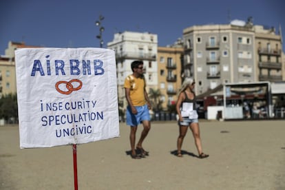 Uno de los muchos carteles y pancartas clavados en la arena durante la protesta. "Airbnb, inseguridad, especulación, incivíl"