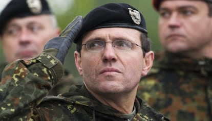 El entonces coronel Georg Klein participa en una ceremonia militar en Leipzig el 4 de mayo de 2010.