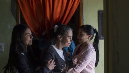 Leidy (izquierda) es gerontóloga e hija de Yamile (centro), enferma de alzhéimer a los 46 años.