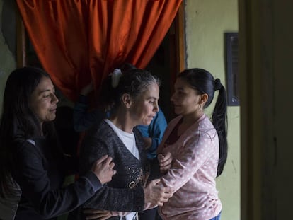 Leidy (izquierda) es gerontóloga e hija de Yamile (centro), enferma de alzhéimer a los 46 años.