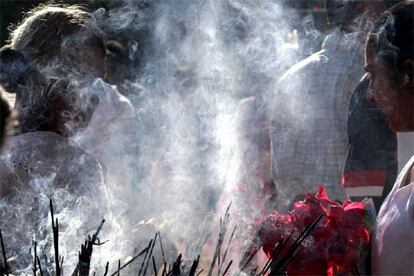 Ritual de celebracin de la llegada del A?o Nuevo en Kelaniya, a las afueras de Colombo, Sri Lanka. La gente comienza el a?o esperando un cese de las hostilidades que ponga un poco de paz a la deteriorada situacin del pas.