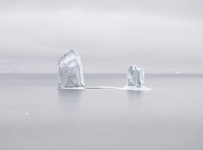 Dois icebergs da geleira de Jakobshavn flutuam na Baía de Disko, no Círculo Ártico, no oeste da Groenlândia.