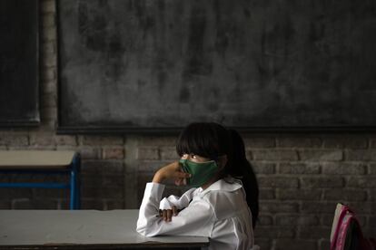 Una niña toma clases en una escuela pública en Montevideo, Uruguay, este lunes. Uruguay está regresando a la mayoría de sus estudiantes a clases presenciales después de las vacaciones de verano.