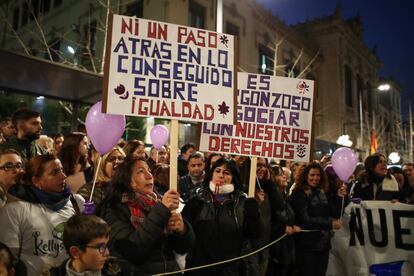 Manifestantes portan carteles durante la concentración convocada en Granada contra las propuestas de Vox en matería de género. 