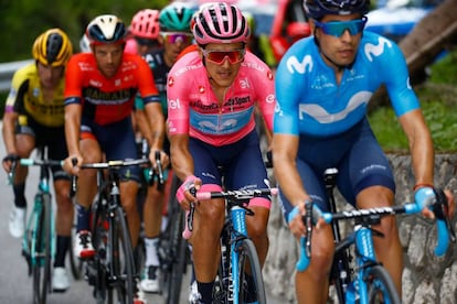 Landa, delante de Carapaz y Nibali, tapado, controla a los favoritos.