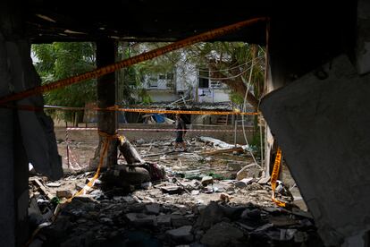 Un edificio de la ciudad israelí de Ashkelon afectado por la explosión de un cohete disparado desde la franja de Gaza, el lunes pasado.