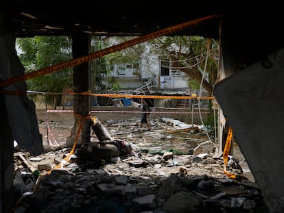 Un edificio de la ciudad israelí de Ashkelon afectado por la explosión de un cohete disparado desde la franja de Gaza, el lunes pasado.