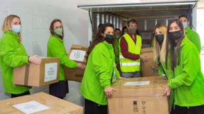 Empleados de Iberdrola participando en la recogida y reparto de ayuda para Ucrania.