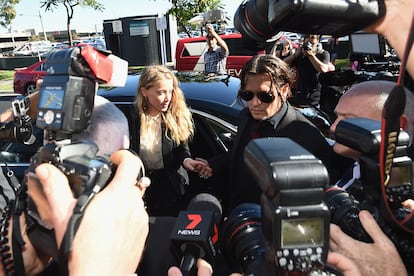 Amber Heard y Johnny Depp, llegando juntos al juzgado australiano por la violación de la cuarentena animal.