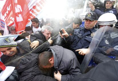 La polica antidisturbios utiliza gases lacrimgenos para dispersar a los manifestantes en su intento de marchar hacia el Parlamento turco durante una protesta contra el Gobierno en Ankara (Turqua).