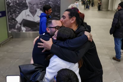 Familiares abrazan a uno de los 45 chilenos deportados de Estados Unidos tras su aterrizaje, la madrugada de este viernes en Santiago de Chile.