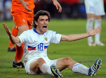 Zhirkov, lateral izquierdo de Rusia, se queja durante el partido contra Holanda.