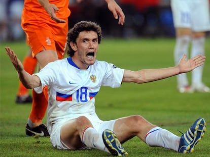 Zhirkov, lateral izquierdo de Rusia, se queja durante el partido contra Holanda.