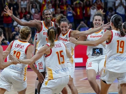 Las jugadoras españolas celebran la medalla de bronce