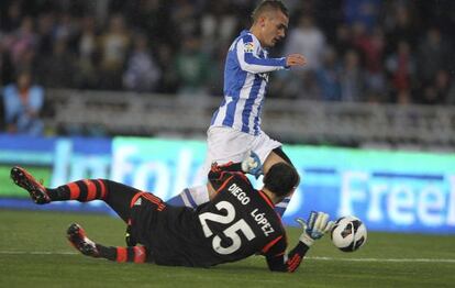 Griezmann trata de driblar a Diego L&oacute;pez.