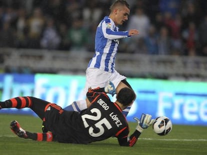 Griezmann trata de driblar a Diego L&oacute;pez.