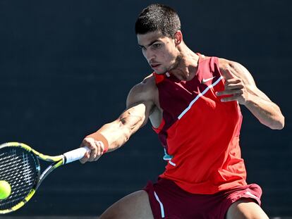 Carlos Alcaraz golpea la pelota durante el partido contra Lajovic en Melbourne.