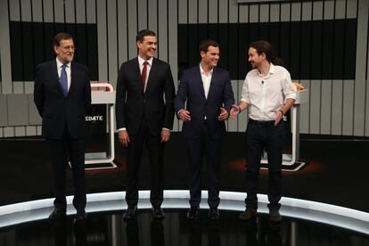 El presidente del Gobierno en funciones y del PP, Mariano Rajoy (i), el líder del PSOE, Pedro Sánchez (2i), el presidente de Ciudadanos, Albert Rivera (2d), y el secretario general de Podemos, Pablo Iglesias (d), en el plató momentos antes de iniciar el único debate a cuatro de la campaña electoral, organizado por la Academia de cara a las elecciones generales del 26-J, el 13 de junio de 2016.