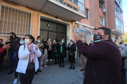 Simpatizantes de la Coordinadora de la vivienda de Madrid acompañan a Herminia en el intento de desahucio del Paseo de los Castellanos,32, el cual ha sido suspendido por la SAREB.